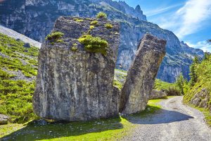 La célèbre pierre fendue dans la vallée de Pinnistal
