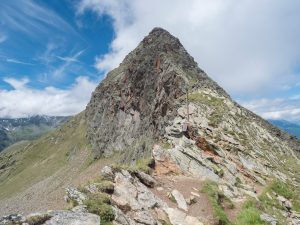 vuorenhuipun harjanne Niederlin satulassa Stubain vaellusreitillä, Stubai Hohenweg, kesäinen kallioinen alppimaisema Tirolissa, Stubain Alpit, Itävalta