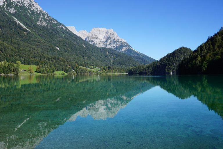 malerischer Hintersteinersee spiegelt Kaisergebirge, Tirol, Itävalta
