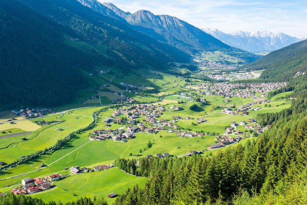 Utsikt över Stubaital-dalen i Tyrolen, Österrike
