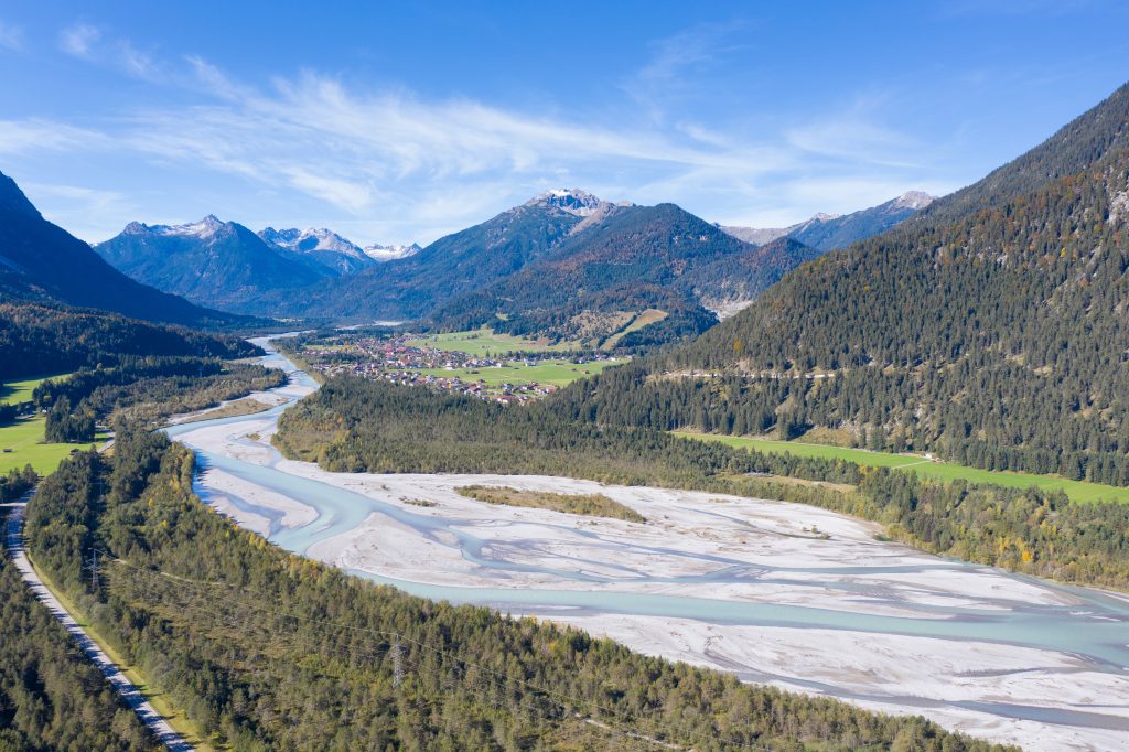 efterår natur panorama ved lechtal floden i østrig tirol bjergene
