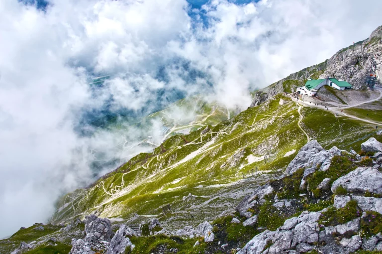 Горный пейзаж с лесом и голубым небом в Австрийских Альпах.