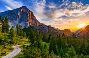 Jakt på solnedgangen i de rolige tyrolske fjellene
