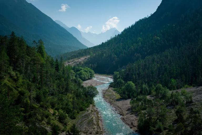 Бирюзовая река Изар течет через горы Карвендель в летний солнечный день с голубым небом, Тироль, Австрия.
