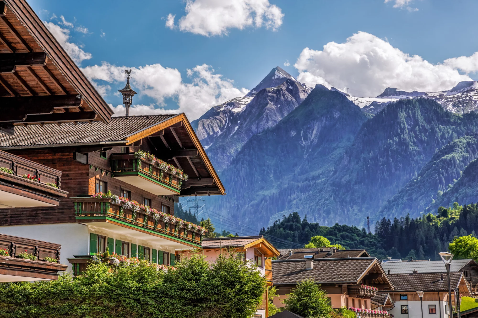 Kaprun by med typiskt pensionat mot Kitzsteinhorn glaciär i Salcburg regionen, österrikiska Alperna