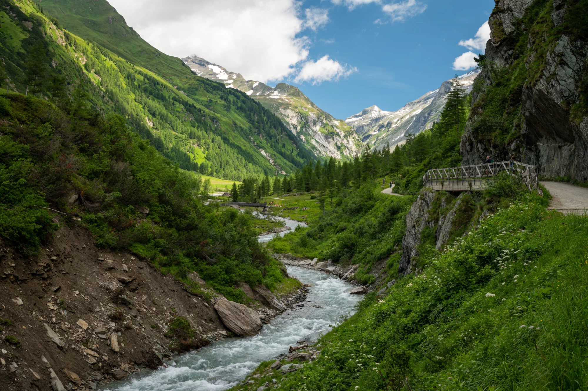 Una valle nelle Alpi austriache in estate, in una giornata di sole
