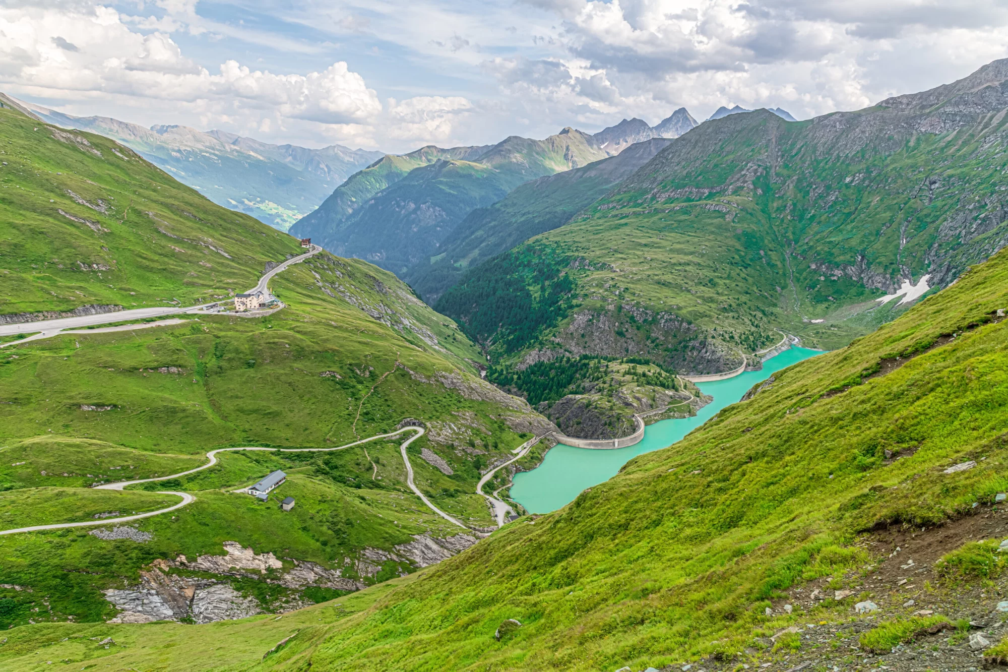 Blick auf den künstlichen See Margaritze in der Nähe der Großglockner Hochalpen Straße in den Hohen Tauern in den Alpen in Österreich
